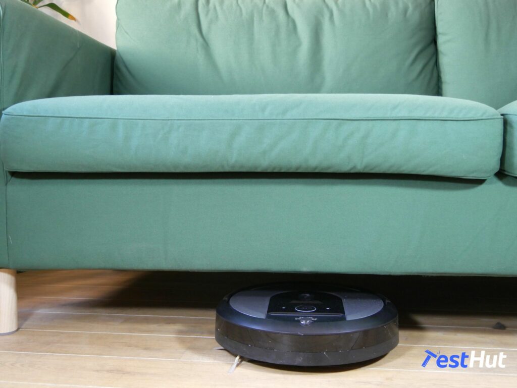 iRobot i7 Roomba sob o sofá