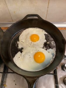 Uma frigideira razoável para cozinhar ovos, se for devidamente temperada