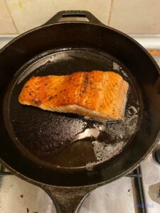 Teste de qualidade de cozimento com salmão